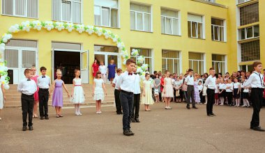 Ukrayna Kiev Mayıs 2019. İlkokul mezunları. Güzel çocuklar açık okul bahçesinde dans ediyorlar. Aileler ve öğretmenler için düzenlenen son çan festivalinde. Modern okul ve eğitim kavramı