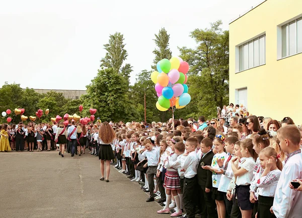 Ucrania Kiev Mayo 2019 Las Clases Graduación Van Línea Patio — Foto de Stock