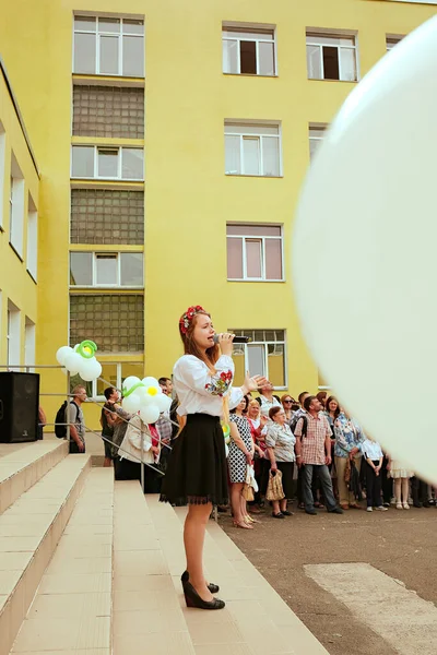 Ucrania Kiev Mayo 2019 Una Colegiala Canta Vacaciones Hermosa Escuela — Foto de Stock