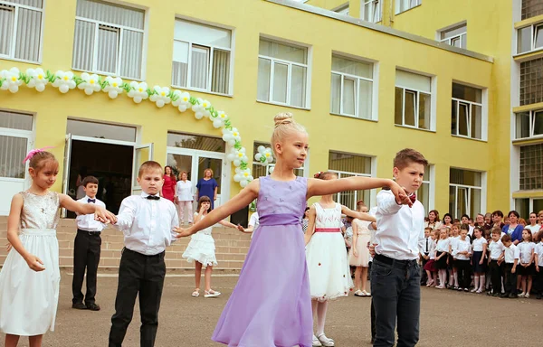 Ucrânia Kiev Maio 2019 Graduados Escola Primária Belas Crianças Dançam — Fotografia de Stock