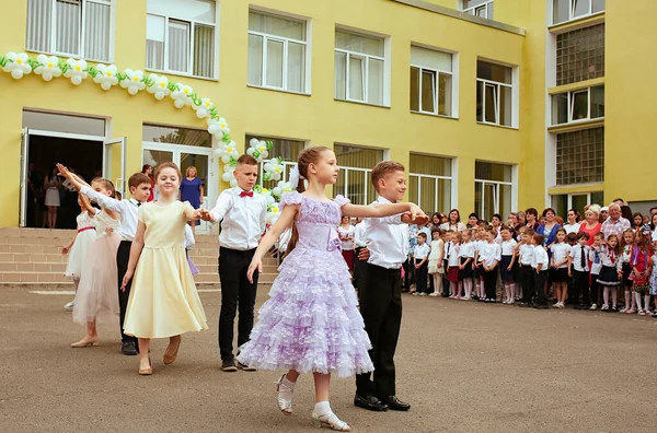 2019年5月 乌克兰基辅 小学毕业生 在家长和老师的最后一个铃铛节上 美丽的孩子们在开放的校园里跳舞 现代学校和教育概念 — 图库照片