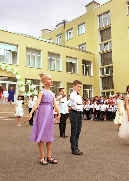 Ucrania Kiev Mayo 2019 Graduados Escuela Primaria Hermosos Niños Bailan — Foto de Stock