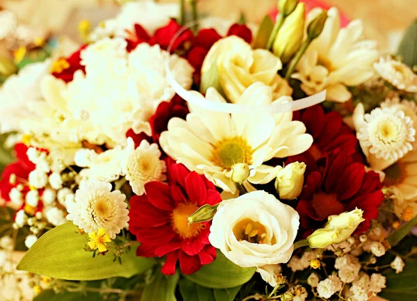 様々な種類の花の美しい明るい花束 女性や女の子のための最高の贈り物 花の贈り物 イベントだ 誕生日だ 伝統的な概念 — ストック写真