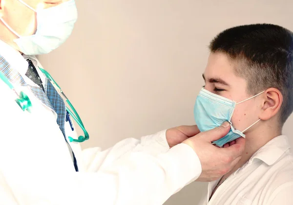Γιατρός Παιδίατρος Φορώντας Προστατευτική Μάσκα Εξετάζει Ένα Παιδί Πανόραμα Πανόραμα — Φωτογραφία Αρχείου