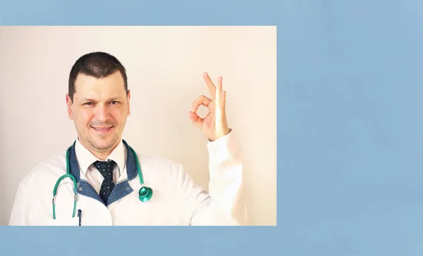 Πορτρέτο Ενός Χαμογελαστού Καυκάσιος Θετικός Γιατρός Banner Ελπίδα Πανοραμική Μπλε — Φωτογραφία Αρχείου