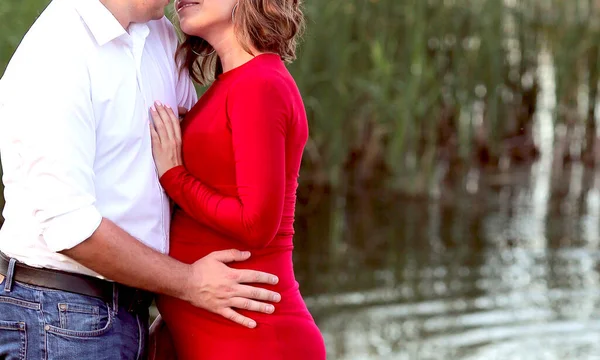 Evli Bir Çift Gölde Kırmızı Elbiseli Hamile Bir Kadın Aşk — Stok fotoğraf