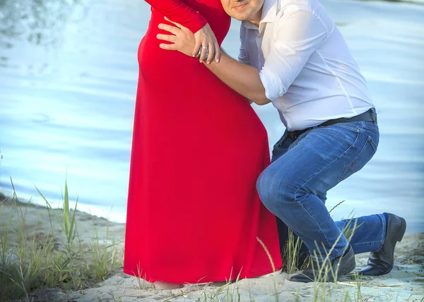 Getrouwd Stel Zwangere Vrouw Een Rode Jurk Het Meer Liefde — Stockfoto