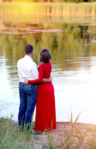 Married Couple Pregnant Womanin Red Dress Lake Love Family Pregnancy — Stock Photo, Image