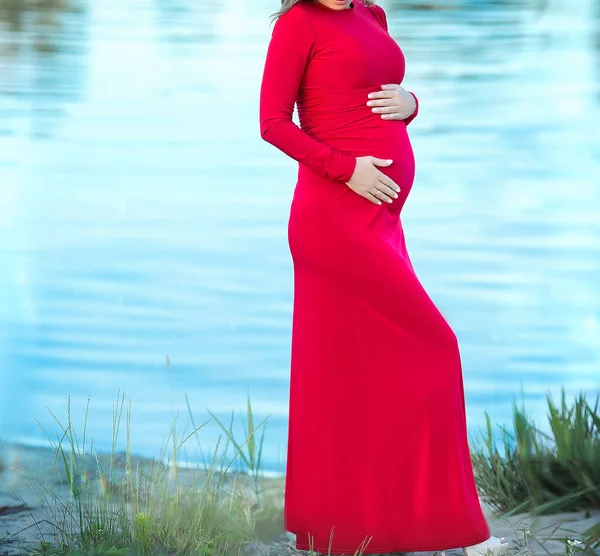 Ung Kaukasisk Gravid Kvinna Röd Klänning Sommarsjön Begreppet Lycklig Graviditet — Stockfoto