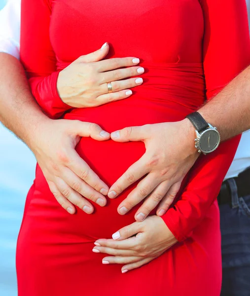 Pareja Casada Toma Mano Forma Corazón Estómago Una Niña Embarazada — Foto de Stock