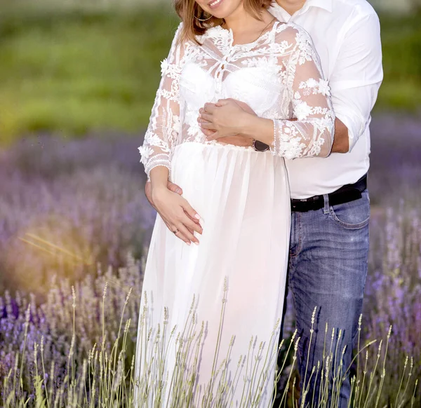 Getrouwd Stel Zwangere Vrouw Een Lavendelveld Knuffelen Teder Provence Lavendel — Stockfoto