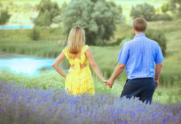 Casal Amoroso Campo Lavanda Olhar Para Lago Provence Lavanda Verão — Fotografia de Stock