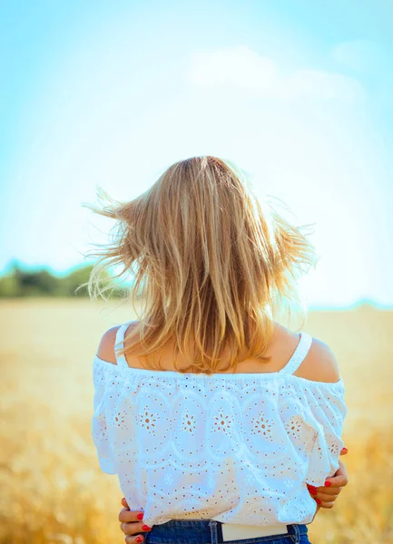 Блондинка Белая Счастливая Девушка Белой Блузке Джинсовой Юбке Пшеничном Поле — стоковое фото
