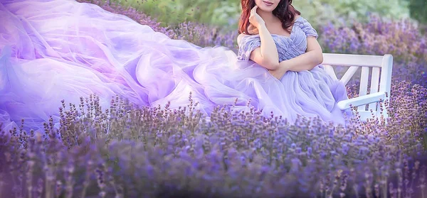 Menina Lindo Vestido Lilás Elegante Tule Campo Lavanda Sentado Provence — Fotografia de Stock