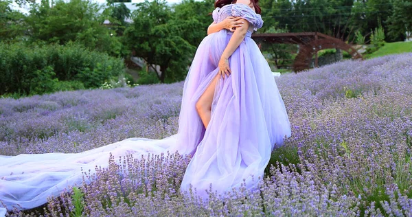 라벤더 들판에서 라일락 드레스를 임산부가 멋지고 프로방스 라벤더 어머니의 — 스톡 사진