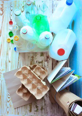 Çöpleri ve atıkları ayıklıyorum. Hazır cam şişeler, plastik geri dönüşüm kağıdı. Plastiği durdur. Ekoloji. Geri dönüşüm konsepti. Sıfır atık