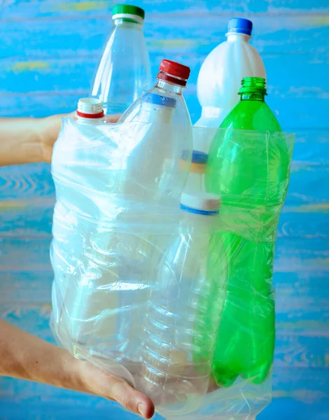 Clasificar Basura Desperdicios Las Manos Masculinas Sostienen Una Bolsa Con — Foto de Stock