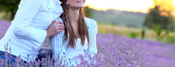 Mãe Filha Caucasianas Desfrutam Pôr Sol Campo Lavanda Moda Beleza — Fotografia de Stock