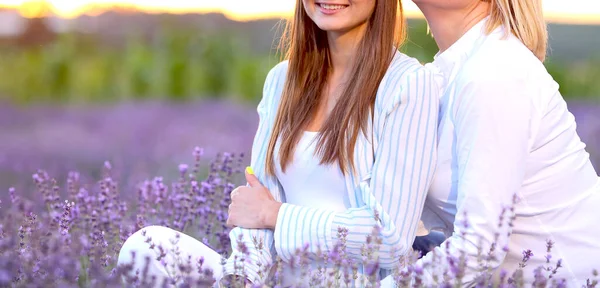 Kaukasische Mutter Und Tochter Genießen Den Sonnenuntergang Lavendelfeld Mode Und — Stockfoto