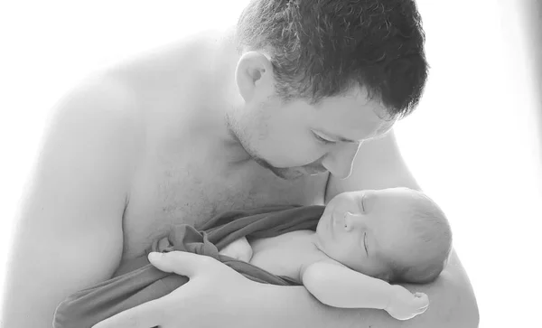 Padre Mira Suavemente Bebé Feliz Día Del Padre Bebé Recién — Foto de Stock