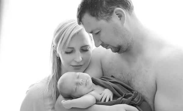 Wanita Dan Pria Memegang Bayi Yang Baru Lahir Ibu Ayah — Stok Foto