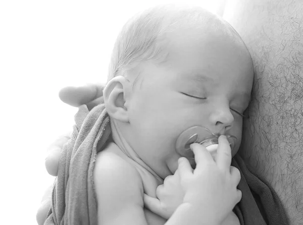 Макро Фото Новорожденного Малый Ухо Крупным Планом Малыш Спит Пустышкой — стоковое фото