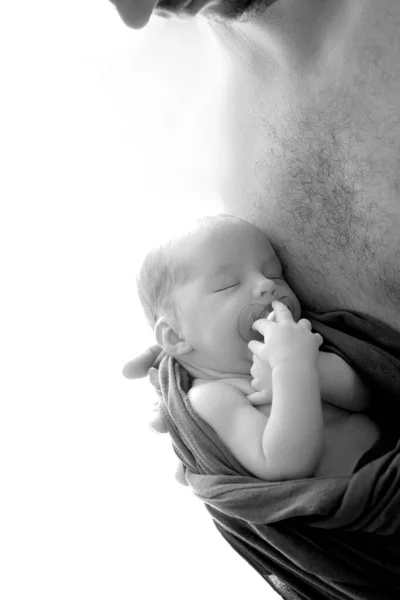 Makro Zdjęcie Noworodka Małe Zbliżenie Ucha Dziecko Śpiące Smoczkiem Ustach — Zdjęcie stockowe