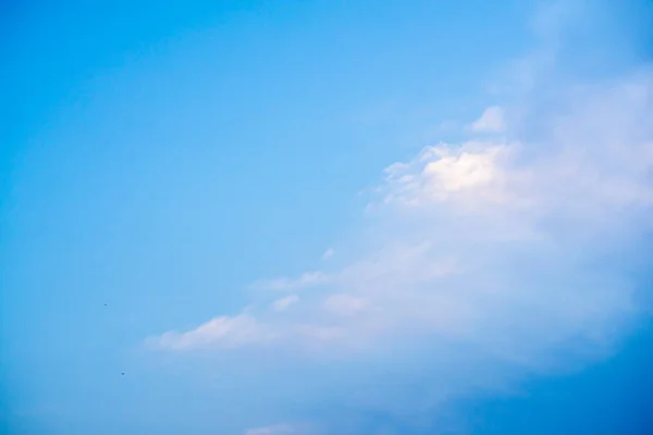 Jasne Błękitne Niebo Tło Poranku Słoneczny Dzień — Zdjęcie stockowe