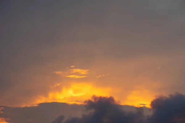 Zachód Słońca Niebie Niebieskimi Pomarańczowymi Czerwonymi Dramatycznymi Kolorami — Zdjęcie stockowe