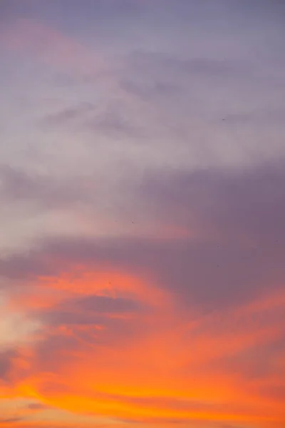 Strahlender Sonnenuntergang Himmel Mit Strahlender Sonne Und Wolken — Stockfoto