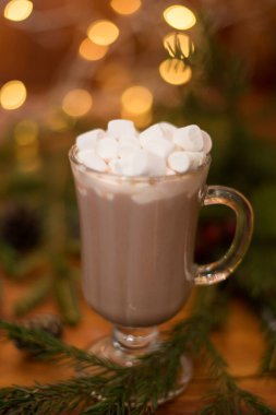 Bir bardakta kakao içmek marshmallow ile arka planda bokeh ışıkları, sıcak Noel içeceği