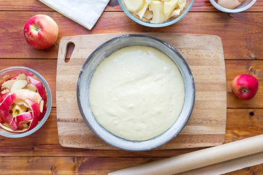 Pişirme konsepti. Elmalı turta pişirme, adım adım talimatlar. Üst Manzara. 8. Adım