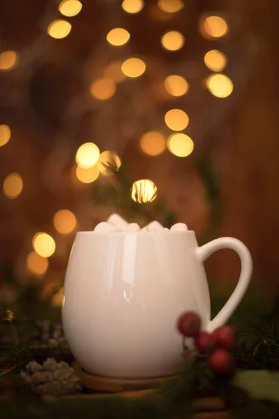 Какао напиток в белой чашке с зефиром на фоне боке огни, горячий рождественский напиток — стоковое фото