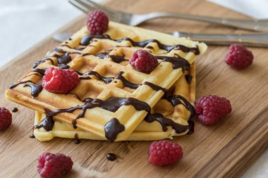 Ahşap bir Tahta üzerinde çikolata ve çilek ile iki Viyana waffle