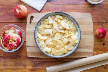 Pişirme konsepti. Elmalı turta pişirme, adım adım talimatlar. Üst Manzara. 9. adım