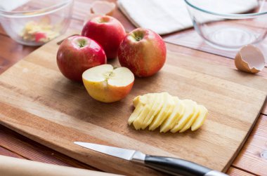 Pişirme konsepti. Elmalı turta pişirme, adım adım talimatlar. Üst Manzara. Adım 1.