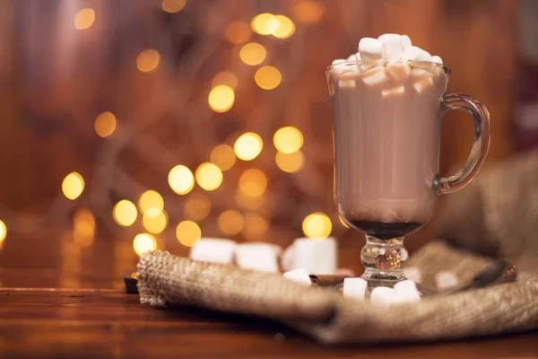 Bebida de cacao en un vaso con malvavisco en el fondo de luces bokeh, bebida de Navidad — Foto de Stock