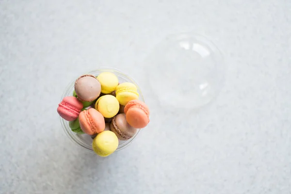 Μίνι γλυκά σε ένα πακέτο ολίσθησης σε γκρίζο φόντο — Φωτογραφία Αρχείου