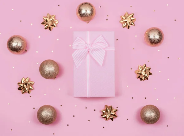 Rózsaszín ajándék vagy jelen dobozok és arany karácsonyi dekorációk rózsaszín háttér felülnézet. Lapos fektetés. — Stock Fotó