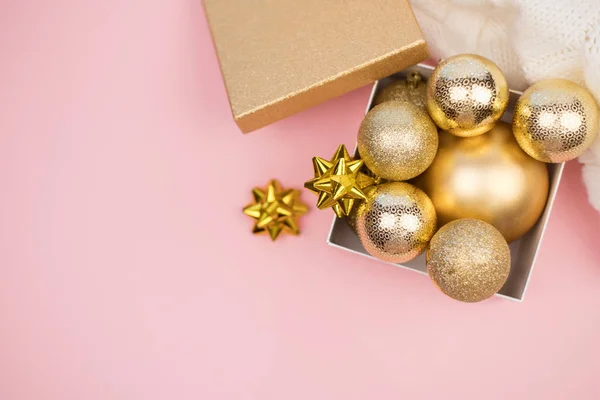 Zlatá dárková krabice se zlatými vánoční koule na růžovém pozadí, maketa up, kopírovací prostor, byt ležel — Stock fotografie