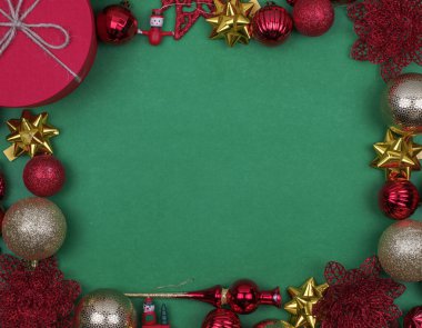 Yeşil zemin üzerinde kırmızı ve altın Noel topları, üst görünüm, kopyalama alanı, düz yatış