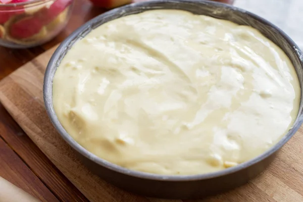 Backkonzept. Apfelkuchen kochen, Schritt für Schritt Anleitung. Ansicht von oben. Schritt 9. — Stockfoto