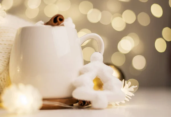 Tasse heißen Kakao mit Marshmallows, Hintergrund mit Weihnachtsbeleuchtung aus Bokeh. verschwommener Hintergrund. — Stockfoto