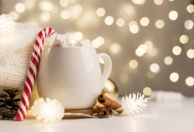 Şekerli ve şekerli bir fincan sıcak kakao. Bokeh 'in Noel ışıklarıyla donatılmış. - Kahve. Bulanık arkaplan.