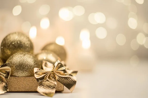 Box se zlatými vánočními míčky na pozadí zlaté hvězdy bokeh — Stock fotografie