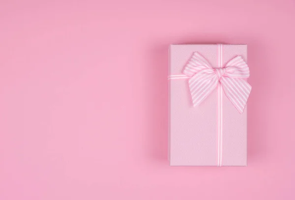 분홍색 직사각 형 선물 상자에 분홍색 리본 이 있습니다. 3 월 8 일, 발렌틴 데이 생일 선물이에요. 위에서 본 모습. 복사 공간 — 스톡 사진