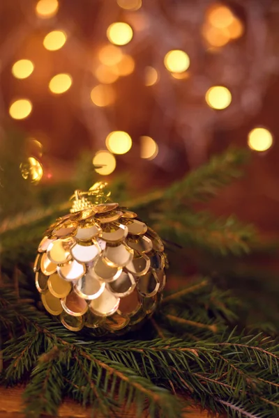 Sluiten van gouden speelgoed Kerstbal decoraties met bokhe op buckground — Stockfoto