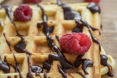 Ahşap bir Tahta üzerinde çikolata ve çilek ile iki Viyana waffle