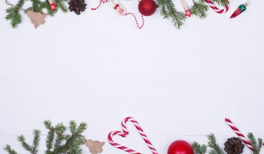 Ladin dalları, Noel topları, beyaz arka plan üzerinde şeker, Yeni yıl için hazırlanıyor. üst görünüm, kopya spase