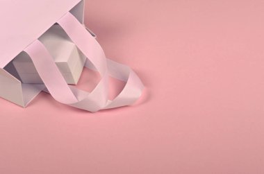 Pembe arka plan üzerinde beyaz hediye çantası beyaz hediye kutusu